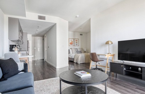 North Pine Apartment | Modern Long Beach Studio w/Pool & Gym, walk to Ocean Blvd, by Blueground