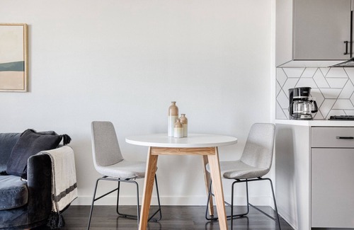North Pine Apartment | Modern Long Beach Studio w/Pool & Gym, walk to Ocean Blvd, by Blueground