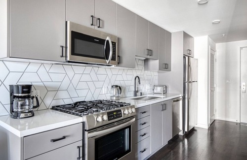 North Pine Apartment | Modern Long Beach Studio w/Pool & Gym, walk to Ocean Blvd, by Blueground