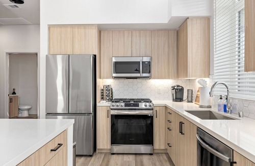 Santa Ana Condo | Modern Luxury Apt- South Coast Plaza/JWA/Disney