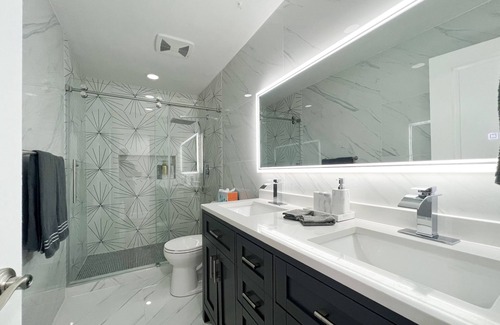 Fountain Valley House | Modern Luxury steps to Mile Square Park, 10 guest