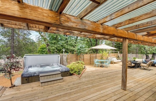Meadow Vista Cottage | Modern Meadow Vista Vacation Home w/Spacious Deck