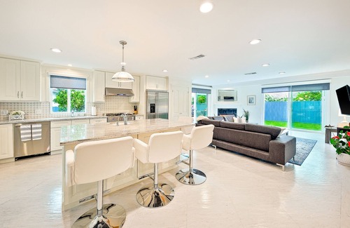 Olde Carlsbad House | Modern Tamarack Cottage Beautiful Beach Getaway, Water Views, Walk to Ocean + Dining