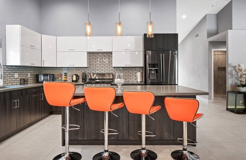 Cathedral City House | Modern Villa 6bd 4bath POOL HOUSE 30 Day Min