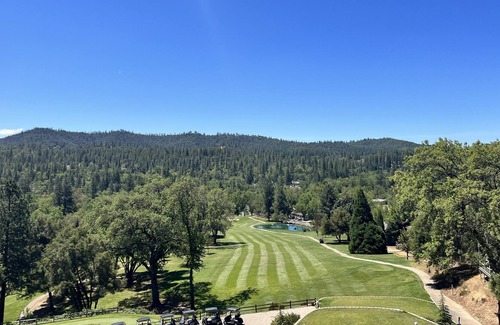 Groveland House | Modern Yosemite Lakehouse w/ Spa Pool Private Dock 3 King Beds Luxury Bedding