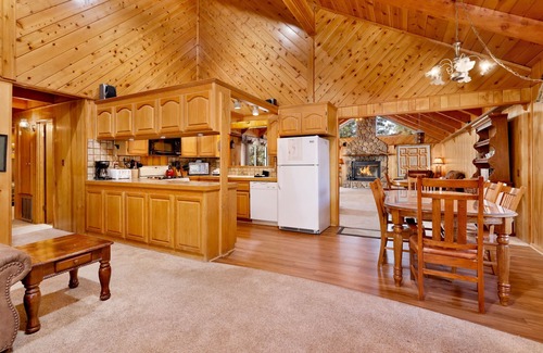 Summit Estates Cabin | Moose Creek Ski Haus Chalet w/Hot Tub + Pool Table