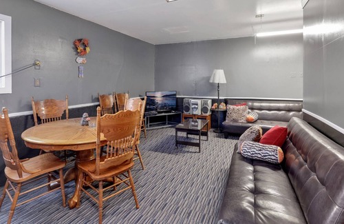 Whispering Forest Ski Chalet | Mount Shasta Retreat- Air-Hockey- Firepit- Secluded