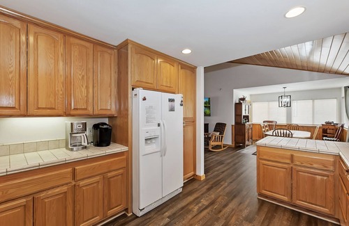 Fox Farm Cabin | Mountain Jewel by Destination Big Bear : Close to Grocery Stores and the Lake! Internet, Blu Ray Player!