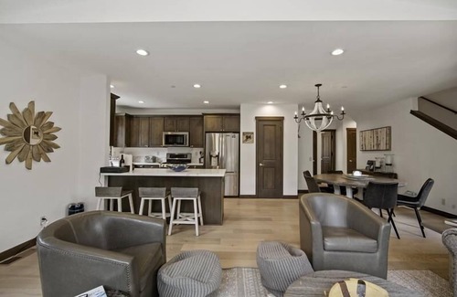 Mammoth Lakes House | Mountainside - The only new/premium townhomes at Canyon Lodge