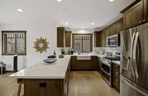 Mammoth Lakes House | Mountainside - The only new/premium townhomes at Canyon Lodge