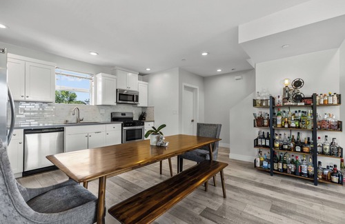 East Hollywood House | Multi-story townhome w/Hollywood sign views in safe neighborhood Melrose & 101