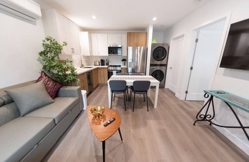 NoHo Arts District House | NEW 1-BEDROOM HOME BUILT IN 2022 LOCATED IN THE AWESOME NOHO ARTS DISTRICT AREA (p54)