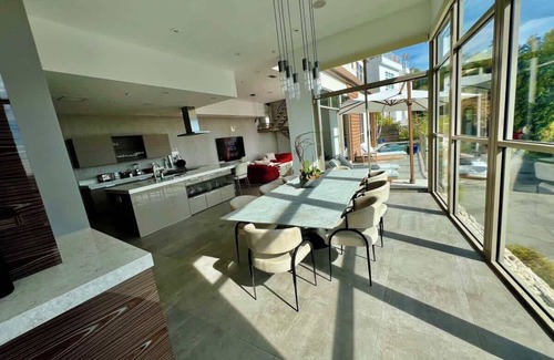 Hollywood Hills West House | New 3Bd RH Modern Sunset Strip View home~Pool/Spa