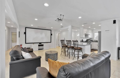 Southwest Anaheim House | New Cheerful Stylish Villa - Pool, Spa, Mini Golf, Fire pit, Walk to Disneyland