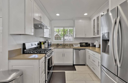 Southwest Anaheim House | New Cheerful Stylish Villa - Pool, Spa, Mini Golf, Fire pit, Walk to Disneyland