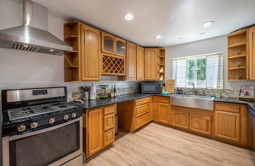 Walnut Valley House | NEW Delightful Single story home Sleeps 14 with Beautiful outdoor space.