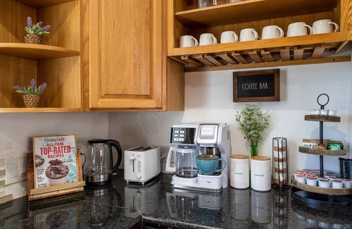 Walnut Valley House | NEW Delightful Single story home Sleeps 14 with Beautiful outdoor space.