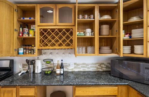 Walnut Valley House | NEW Delightful Single story home Sleeps 14 with Beautiful outdoor space.