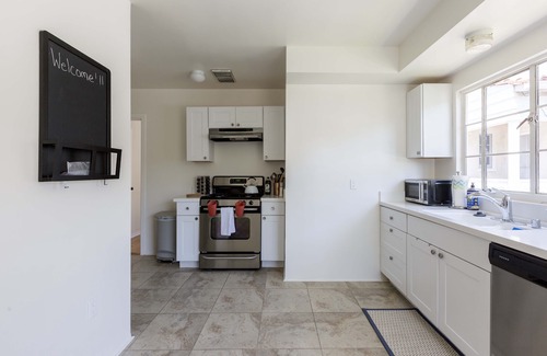 Los Feliz House | New Hollywood Home With Griffith Observatory Views and parking