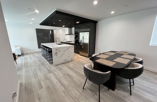 Van Nuys House | *NEW* LUXURIOUS LA HOME (Private Rooftop, Outdoor TV, Firepit, etc.)