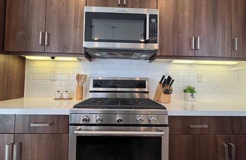 Downtown House | NEW! Modern Coastal Escape 3BD/2.5BA