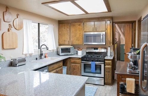 Lake Arrowhead House | *NEW* Rustic & Cozy Hideaway- Fireplace & Deck w/Grill