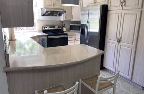 Santa Ana Heights House | New*South Coast Metro*Pool*15 min Newport Beach