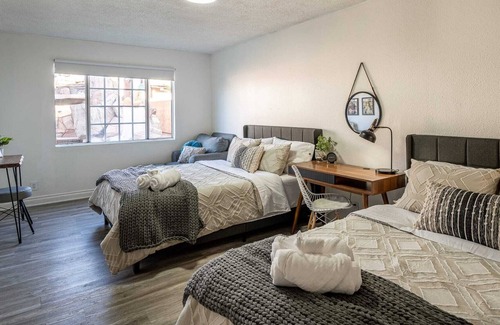 West Covina House | *NEW* Stunning Resort Pool/Jacuzzi House Sleeps 16