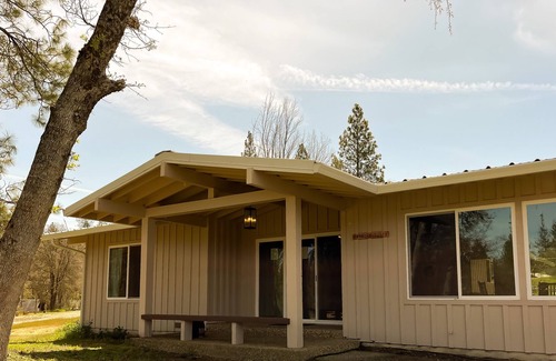Grass Valley House | Newly renovated rural retreat space!
