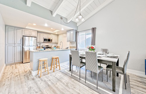 Balboa Peninsula Condo | Newport Beach combo property with oceanfront balconies in ideal location