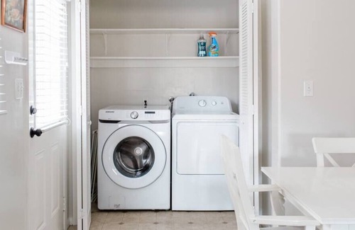 Coastal San Pedro House | Ocean Breezey * Gated Front Yard * Washer Dryer * AC