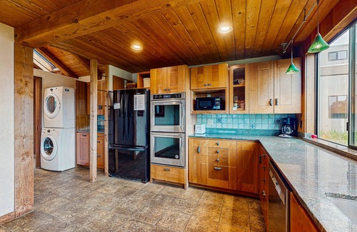 Sea Ranch House | Oceanview Home Near Beach with Private Hot Tub & Shared Pool