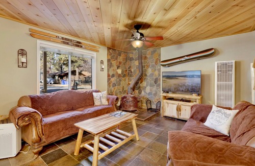 Sugarloaf Cabin | Oso Sweet by Big Bear Vacations | Cozy Sugarloaf Chalet | Hot Tub | Foosball | Darts