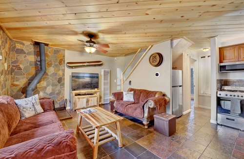 Sugarloaf Cabin | Oso Sweet by Big Bear Vacations | Cozy Sugarloaf Chalet | Hot Tub | Foosball | Darts