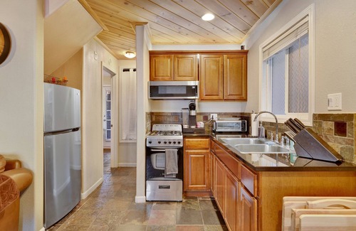 Sugarloaf Cabin | Oso Sweet by Big Bear Vacations | Cozy Sugarloaf Chalet | Hot Tub | Foosball | Darts
