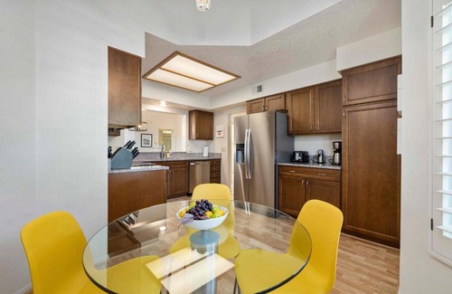 Palm Desert Apartment | Palm Desert Country Club Condo with Mtn Views!