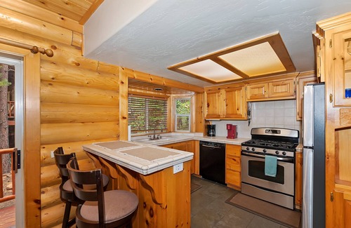 Summit Estates Cabin | Papa’s Villa by Destination Big Bear : Close to Snow Summit and the Village! Pool Table! Propane BBQ! Pet Friendly!