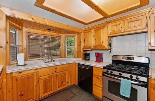 Summit Estates Cabin | Papa’s Villa by Destination Big Bear : Close to Snow Summit and the Village! Pool Table! Propane BBQ! Pet Friendly!