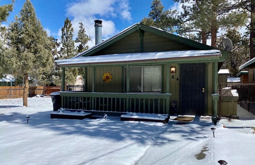 Woodlands Cabin | Paradise Pines - FREE Bike/Kayak Rental! - 2BR/1BA/WiFi/Netflix/Fenced yard