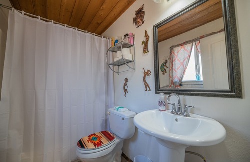 Woodlands Cabin | Paradise Pines - FREE Bike/Kayak Rental! - 2BR/1BA/WiFi/Netflix/Fenced yard