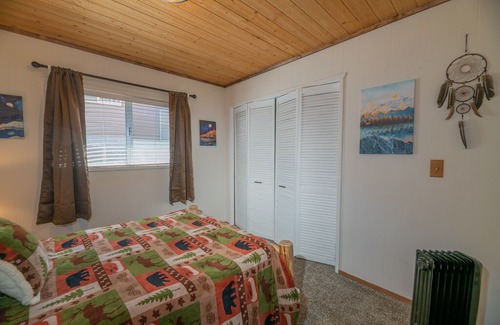 Woodlands Cabin | Paradise Pines - FREE Bike/Kayak Rental! - 2BR/1BA/WiFi/Netflix/Fenced yard