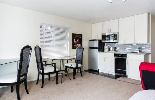 Woodlake Apartment | Peaceful Woodlake near Downtown Sacramento