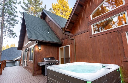 Evergreen Estates House | Perfect Family Getaway Destination Year Round. Sleeps 16!