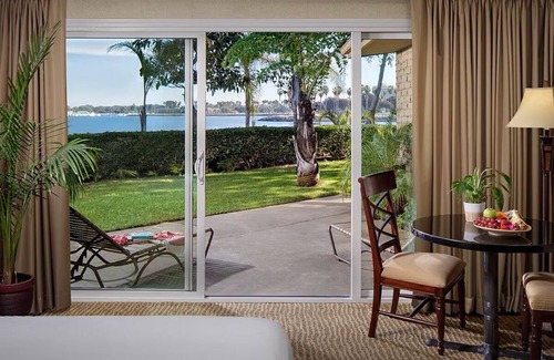Central Mission Beach Hostel | Pet-Friendly Resort King Room l Bahia Resort l Free Parking!