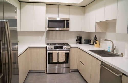 Beverly Grove Apartment | PH-2 BLACKBURN AVE
