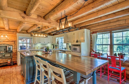 Pine Mountain Club Cabin | Pine Mountain Club Log Home w/Deck + Grill!