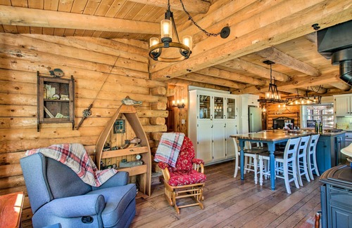 Pine Mountain Club Cabin | Pine Mountain Club Log Home w/Deck + Grill!