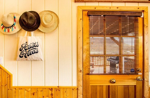 Pioneertown Cabin | Pioneertown Cabin, Walk to Pappy & Harriets