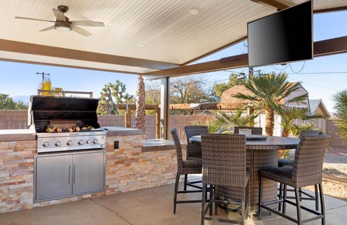 Yucca Valley House | Playa Sol by AvantStay JTree Oasis w Hot Tub Pool