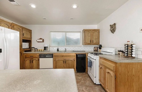 Ponderosa Cabin | Ponderosa Pines Family-friendly 3-bedroom cabin with Treehouse and Zip-line